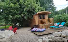 Zirkuswagen "La Roulotte" mit großzügiger Terrasse